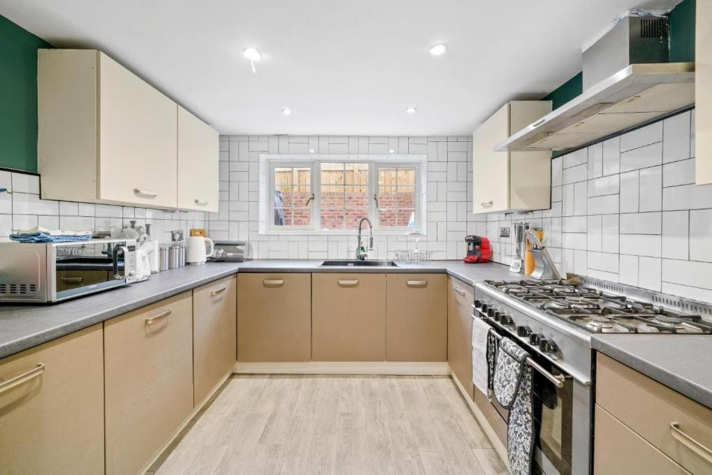 Deluxe 5 Bed In Central Whitby - Parking - Hot Tub المظهر الخارجي الصورة
